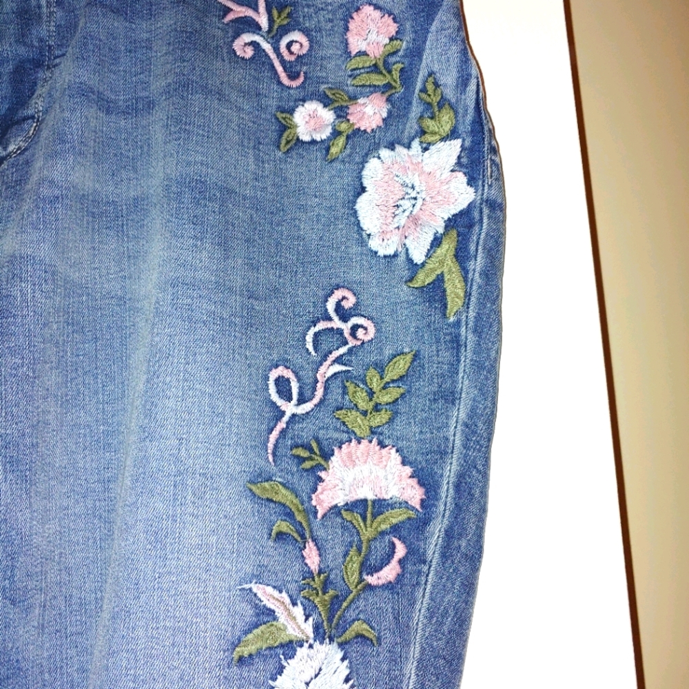 St. John's Bay Blue Floral Embroidered Capris - Picture 3 of 5